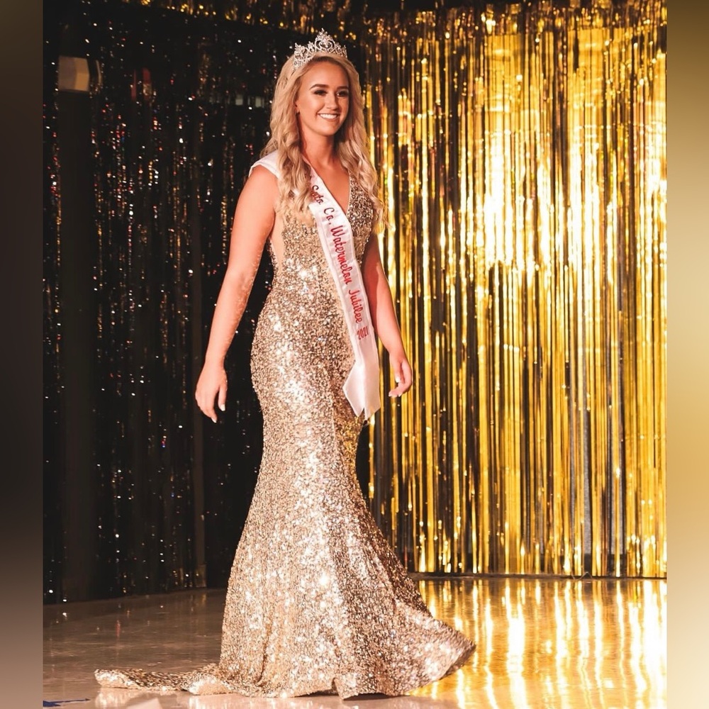 Jovani fitted V neckline sequin gold gown, 23079 Gold, size 2, Worn to Win !